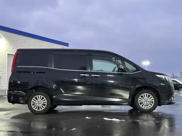 トヨタ エスクァイア Gi ブラックテーラード 道北・旭川 2016(平28)年 13万km ブラック (株)IDOMが運営する【じしゃロン旭川店】の自社ローン対象車両になります。こちらは現金ご利用時の価格です。自社ローンご希望の方は別途その旨お申付け下さい。/　/・純正ナビ(CD/DVD/BT/SD/フルセグ)/・バックカメラ/・ETC/・ドライブレコーダー/・レーダーブレーキ/・クルーズコントロール/・両側パワースライドドア/・両席シートヒーター/・電動格納ウィンカーミラー/・プッシュスタート/・スマートキー2個/・フォグランプ/・現車装着サマータイヤ 純正AW195/65R15