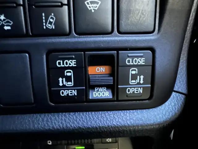 トヨタ エスクァイア Gi ブラックテーラード 道北・旭川 2016(平28)年 13万km ブラック (株)IDOMが運営する【じしゃロン旭川店】の自社ローン対象車両になります。こちらは現金ご利用時の価格です。自社ローンご希望の方は別途その旨お申付け下さい。/　/・純正ナビ(CD/DVD/BT/SD/フルセグ)/・バックカメラ/・ETC/・ドライブレコーダー/・レーダーブレーキ/・クルーズコントロール/・両側パワースライドドア/・両席シートヒーター/・電動格納ウィンカーミラー/・プッシュスタート/・スマートキー2個/・フォグランプ/・現車装着サマータイヤ 純正AW195/65R15