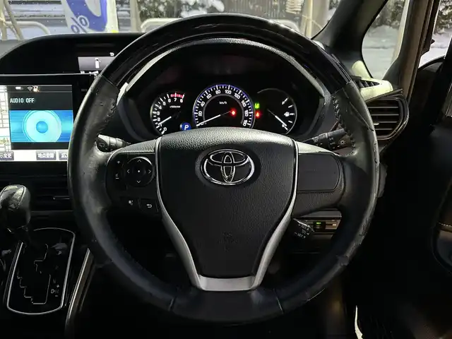 トヨタ エスクァイア Gi ブラックテーラード 道北・旭川 2016(平28)年 13万km ブラック (株)IDOMが運営する【じしゃロン旭川店】の自社ローン対象車両になります。こちらは現金ご利用時の価格です。自社ローンご希望の方は別途その旨お申付け下さい。/　/・純正ナビ(CD/DVD/BT/SD/フルセグ)/・バックカメラ/・ETC/・ドライブレコーダー/・レーダーブレーキ/・クルーズコントロール/・両側パワースライドドア/・両席シートヒーター/・電動格納ウィンカーミラー/・プッシュスタート/・スマートキー2個/・フォグランプ/・現車装着サマータイヤ 純正AW195/65R15