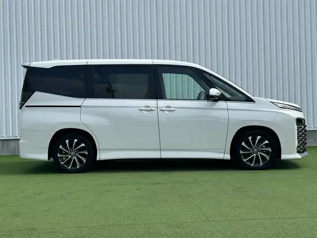 トヨタ ヴォクシー S－Z 香川県 2024(令6)年 1.4万km ホワイトパールクリスタルシャイン トヨタセーフティーセンス/・プリクラッシュ/・LTA/純正10.5型ナビ/バックカメラ/両側パワースライドドア/ハーフレザーシート/シートヒーター/革巻きステアリング/ステアリングリモコン/レーダークルーズ/電動パーキング/オートホールド/サンシェード/スマートキー/プッシュスタート