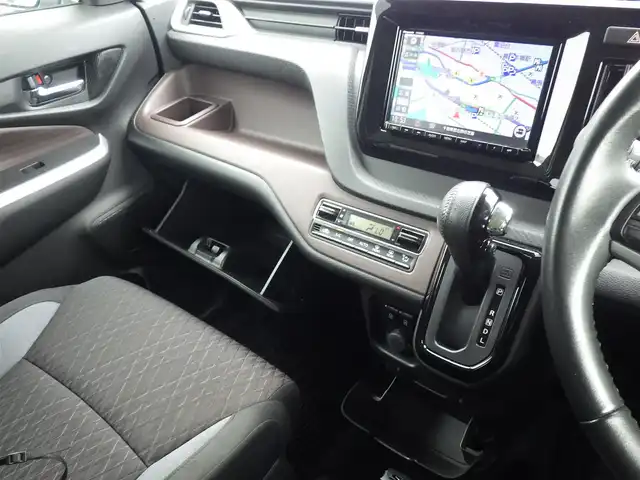 スズキ ソリオ バンディット HV MV 千葉県 2021(令3)年 2.7万km プレミアムシルバーメタリック 165/65R15/デュアルカメラブレーキサポート/ヘッドアップディスプレイ/レーダークルーズコントロール/左パワースライドドア/右イージークローザードア/純正SDナビ/地デジTV/【DVD/CD再生機能　Bluetooth接続】/ドライブレコーダー/前席シートヒーター/革巻きステアリング/ステアリングスイッチ/LEDヘッドライト/フォグライト/ウインカーミラー/リアコーナーセンサー/純正15インチアルミホイル/サイド/カーテンエアバッグ/携帯リモコン
