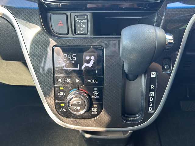 ダイハツ ムーヴ カスタム X LTD SAⅢ 静岡県 2018(平30)年 6.4万km パールホワイトⅢ 【安全装備】/スマートアシストIII/衝突回避・軽減ブレーキ機能/（車速約4km/hから80km/h間時警報アラーム喚起作動）/（前車相対速度約30km/h未満時衝突回避機能作動）/（前車相対速度約30km/hから80km/h時衝突軽減ブレーキ作動）/（対歩行者：車速約30km/h未満時回避機能作動、50km/h未満時軽減機能作動）/オートハイビーム（作動車速：約25km/h以上時）/誤発進抑制機能（障害物検知範囲前方4m以内・後方3m以内）/車線逸脱警報（作動車速：約60km/h以上時）/先行車発進お知らせ機能  /【主要装備】/・純正ナビ　/・ドライブレコーダー　/・バックカメラ　/・ＬＥＤヘッドライト　/・スマートキー　/・プッシュスタート　/・純正１５インチアルミホイール　/・シートヒーター　/・オートライト　/・ステアリングスイッチ