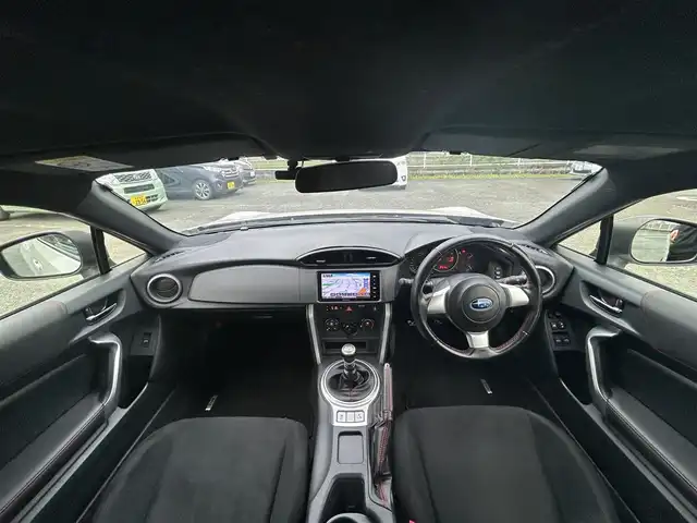 スバル ＢＲＺ R 熊本県 2018(平30)年 9.2万km クリスタルホワイトP 社外ナビ/（CD・DVD・フルセグTV・BTオーディオ・SD）/ETC/ドライブレコーダー/純正17インチAW/LEDヘッドライト/フォグライト/キーレスキー/横滑り防止装置/純正フロアマット/スペアキー×1本/サマータイヤ付き純正17インチAW積込み