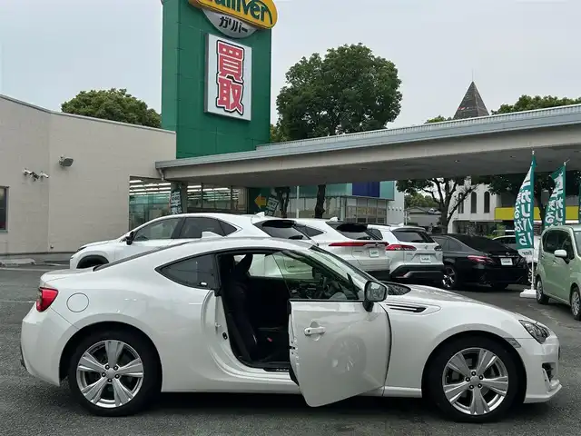 スバル ＢＲＺ R 熊本県 2018(平30)年 9.2万km クリスタルホワイトP 社外ナビ/（CD・DVD・フルセグTV・BTオーディオ・SD）/ETC/ドライブレコーダー/純正17インチAW/LEDヘッドライト/フォグライト/キーレスキー/横滑り防止装置/純正フロアマット/スペアキー×1本/サマータイヤ付き純正17インチAW積込み