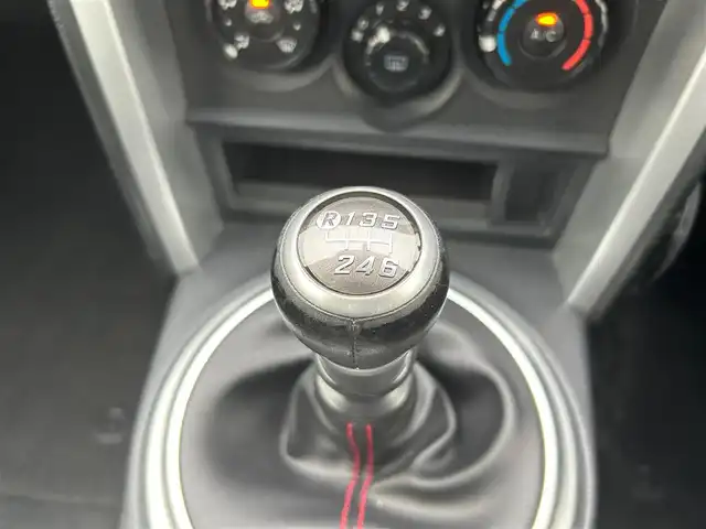スバル ＢＲＺ R 熊本県 2018(平30)年 9.2万km クリスタルホワイトP 社外ナビ/（CD・DVD・フルセグTV・BTオーディオ・SD）/ETC/ドライブレコーダー/純正17インチAW/LEDヘッドライト/フォグライト/キーレスキー/横滑り防止装置/純正フロアマット/スペアキー×1本/サマータイヤ付き純正17インチAW積込み