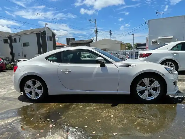 スバル ＢＲＺ R 熊本県 2018(平30)年 9.2万km クリスタルホワイトP 社外ナビ/（CD・DVD・フルセグTV・BTオーディオ・SD）/ETC/ドライブレコーダー/純正17インチAW/LEDヘッドライト/フォグライト/キーレスキー/横滑り防止装置/純正フロアマット/スペアキー×1本/サマータイヤ付き純正17インチAW積込み