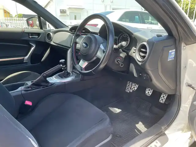 スバル ＢＲＺ R 熊本県 2018(平30)年 9.2万km クリスタルホワイトP 社外ナビ/（CD・DVD・フルセグTV・BTオーディオ・SD）/ETC/ドライブレコーダー/純正17インチAW/LEDヘッドライト/フォグライト/キーレスキー/横滑り防止装置/純正フロアマット/スペアキー×1本/サマータイヤ付き純正17インチAW積込み