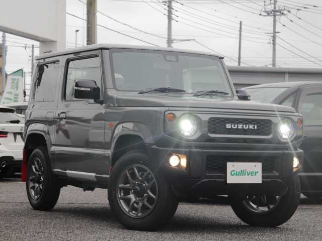 スズキ ジムニー XC 千葉県 2025(令7)年 0.1万km未満 ミディアムグレー 届出済未使用車/ビルトインＥＴＣ（ディーラーOP）/マッドフラップ（ディーラーOP）/スペアタイヤハーフカバーデカール（ディーラーOP）/フロントグリル（ディーラーOP）/スズキセーフティーサポート/衝突軽減ブレーキ/車線逸脱警報/ヒルディセントコントロール/クルーズコントロール/アイドリングストップ/クリアランスソナー/シートヒーター　/LEDヘッドライト/オートライト/スマートキー/純正フロアマット/電動格納ミラー/取扱説明書/保証書/スペアキー