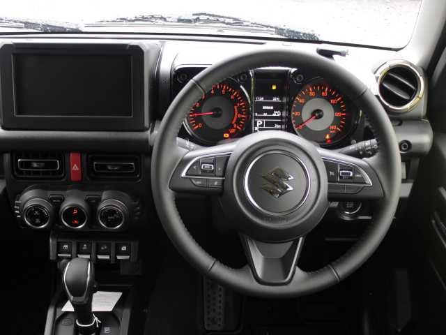 スズキ ジムニー XC 千葉県 2025(令7)年 0.1万km未満 ミディアムグレー 届出済未使用車/ビルトインＥＴＣ（ディーラーOP）/マッドフラップ（ディーラーOP）/スペアタイヤハーフカバーデカール（ディーラーOP）/フロントグリル（ディーラーOP）/スズキセーフティーサポート/衝突軽減ブレーキ/車線逸脱警報/ヒルディセントコントロール/クルーズコントロール/アイドリングストップ/クリアランスソナー/シートヒーター　/LEDヘッドライト/オートライト/スマートキー/純正フロアマット/電動格納ミラー/取扱説明書/保証書/スペアキー