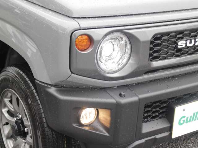 スズキ ジムニー XC 千葉県 2025(令7)年 0.1万km未満 ミディアムグレー 届出済未使用車/ビルトインＥＴＣ（ディーラーOP）/マッドフラップ（ディーラーOP）/スペアタイヤハーフカバーデカール（ディーラーOP）/フロントグリル（ディーラーOP）/スズキセーフティーサポート/衝突軽減ブレーキ/車線逸脱警報/ヒルディセントコントロール/クルーズコントロール/アイドリングストップ/クリアランスソナー/シートヒーター　/LEDヘッドライト/オートライト/スマートキー/純正フロアマット/電動格納ミラー/取扱説明書/保証書/スペアキー