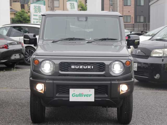 スズキ ジムニー XC 千葉県 2025(令7)年 0.1万km未満 ミディアムグレー 届出済未使用車/ビルトインＥＴＣ（ディーラーOP）/マッドフラップ（ディーラーOP）/スペアタイヤハーフカバーデカール（ディーラーOP）/フロントグリル（ディーラーOP）/スズキセーフティーサポート/衝突軽減ブレーキ/車線逸脱警報/ヒルディセントコントロール/クルーズコントロール/アイドリングストップ/クリアランスソナー/シートヒーター　/LEDヘッドライト/オートライト/スマートキー/純正フロアマット/電動格納ミラー/取扱説明書/保証書/スペアキー