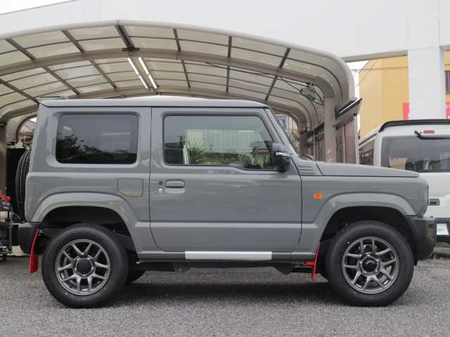 スズキ ジムニー XC 千葉県 2025(令7)年 0.1万km未満 ミディアムグレー 届出済未使用車/ビルトインＥＴＣ（ディーラーOP）/マッドフラップ（ディーラーOP）/スペアタイヤハーフカバーデカール（ディーラーOP）/フロントグリル（ディーラーOP）/スズキセーフティーサポート/衝突軽減ブレーキ/車線逸脱警報/ヒルディセントコントロール/クルーズコントロール/アイドリングストップ/クリアランスソナー/シートヒーター　/LEDヘッドライト/オートライト/スマートキー/純正フロアマット/電動格納ミラー/取扱説明書/保証書/スペアキー