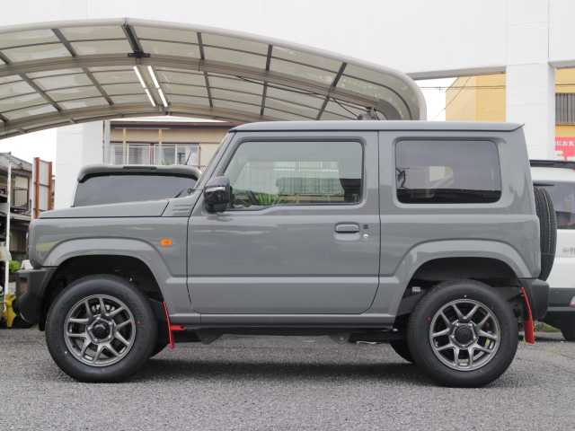 スズキ ジムニー XC 千葉県 2025(令7)年 0.1万km未満 ミディアムグレー 届出済未使用車/ビルトインＥＴＣ（ディーラーOP）/マッドフラップ（ディーラーOP）/スペアタイヤハーフカバーデカール（ディーラーOP）/フロントグリル（ディーラーOP）/スズキセーフティーサポート/衝突軽減ブレーキ/車線逸脱警報/ヒルディセントコントロール/クルーズコントロール/アイドリングストップ/クリアランスソナー/シートヒーター　/LEDヘッドライト/オートライト/スマートキー/純正フロアマット/電動格納ミラー/取扱説明書/保証書/スペアキー