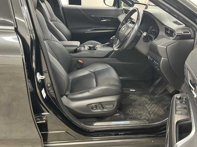 トヨタ ハリアー Z レザーパッケージ 長崎県 2021(令3)年 5.1万km プレシャスブラックパール ワンオーナー/純正メーカーオプションナビ（JLB)/・Bluetooth/・フルセグ/・ETC2.0/全方位モニタ/JLBプレミアムサウンドシステム/ヘッドアップディスプレイ/電動格納シート（メモリ付き）/前席パワーシート/前席エアシート/前席シートヒーター/全席レザーシート/ドラレコ機能付きデジタルインナーミラー/ステアリングヒーター/パワーバックドア/Toyota Safety Sense/・プリクラッシュセーフティ/・レーントレーシングアシスト/・アダプティブハイビームシステム/・ロードサインアシスト/・レーダークルーズコントロール/・先行車発進告知機能/横滑り防止機能/イモビライザーシステム/純正フロアマット/純正19インチアルミホイール/純正LEDヘッドライト/クリアランスソナー/フォグランプ/純正バイザー/プッシュエンジンスタート/スマートキー×２/取扱説明書/新車時保証書