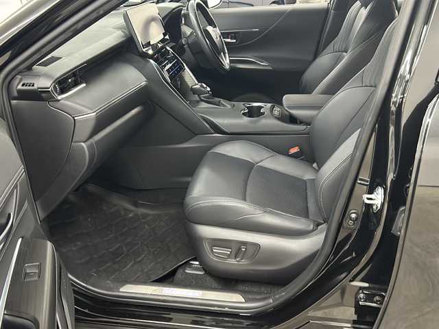 トヨタ ハリアー Z レザーパッケージ 長崎県 2021(令3)年 5.1万km プレシャスブラックパール ワンオーナー/純正メーカーオプションナビ（JLB)/・Bluetooth/・フルセグ/・ETC2.0/全方位モニタ/JLBプレミアムサウンドシステム/ヘッドアップディスプレイ/電動格納シート（メモリ付き）/前席パワーシート/前席エアシート/前席シートヒーター/全席レザーシート/ドラレコ機能付きデジタルインナーミラー/ステアリングヒーター/パワーバックドア/Toyota Safety Sense/・プリクラッシュセーフティ/・レーントレーシングアシスト/・アダプティブハイビームシステム/・ロードサインアシスト/・レーダークルーズコントロール/・先行車発進告知機能/横滑り防止機能/イモビライザーシステム/純正フロアマット/純正19インチアルミホイール/純正LEDヘッドライト/クリアランスソナー/フォグランプ/純正バイザー/プッシュエンジンスタート/スマートキー×２/取扱説明書/新車時保証書