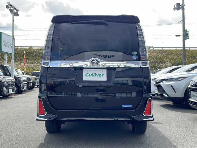 トヨタ ヴォクシー ZS 煌 青森県 2016(平28)年 10万km ブラック ・4WD/・寒冷地仕様/・ＡＬＰＩＮＥ10型ナビ/・ＡＬＰＩＮＥ12.8型フリップダウンモニター/・バックカメラ/フロントカメラ/・フルセグ/Bluetooth/・両側パワースライドドア/・衝突軽減ブレーキ/・レーンキープアシスト/・ワイパーデアイサ/・社外エンジンスターター/・社外ドライブレコーダー/・社外ETC/・プッシュスタート/・スマートキー/・ローダウン/・規格外純正AW/・オートマチックハイビーム/・保証書・取説あり