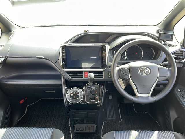 トヨタ ヴォクシー ZS 煌 青森県 2016(平28)年 10万km ブラック ・4WD/・寒冷地仕様/・ＡＬＰＩＮＥ10型ナビ/・ＡＬＰＩＮＥ12.8型フリップダウンモニター/・バックカメラ/フロントカメラ/・フルセグ/Bluetooth/・両側パワースライドドア/・衝突軽減ブレーキ/・レーンキープアシスト/・ワイパーデアイサ/・社外エンジンスターター/・社外ドライブレコーダー/・社外ETC/・プッシュスタート/・スマートキー/・ローダウン/・規格外純正AW/・オートマチックハイビーム/・保証書・取説あり