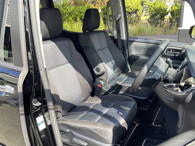 トヨタ ヴォクシー ZS 煌 青森県 2016(平28)年 10万km ブラック ・4WD/・寒冷地仕様/・ＡＬＰＩＮＥ10型ナビ/・ＡＬＰＩＮＥ12.8型フリップダウンモニター/・バックカメラ/フロントカメラ/・フルセグ/Bluetooth/・両側パワースライドドア/・衝突軽減ブレーキ/・レーンキープアシスト/・ワイパーデアイサ/・社外エンジンスターター/・社外ドライブレコーダー/・社外ETC/・プッシュスタート/・スマートキー/・ローダウン/・規格外純正AW/・オートマチックハイビーム/・保証書・取説あり