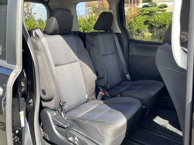 トヨタ ヴォクシー ZS 煌 青森県 2016(平28)年 10万km ブラック ・4WD/・寒冷地仕様/・ＡＬＰＩＮＥ10型ナビ/・ＡＬＰＩＮＥ12.8型フリップダウンモニター/・バックカメラ/フロントカメラ/・フルセグ/Bluetooth/・両側パワースライドドア/・衝突軽減ブレーキ/・レーンキープアシスト/・ワイパーデアイサ/・社外エンジンスターター/・社外ドライブレコーダー/・社外ETC/・プッシュスタート/・スマートキー/・ローダウン/・規格外純正AW/・オートマチックハイビーム/・保証書・取説あり