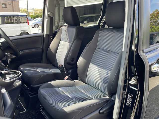 トヨタ ヴォクシー ZS 煌 青森県 2016(平28)年 10万km ブラック ・4WD/・寒冷地仕様/・ＡＬＰＩＮＥ10型ナビ/・ＡＬＰＩＮＥ12.8型フリップダウンモニター/・バックカメラ/フロントカメラ/・フルセグ/Bluetooth/・両側パワースライドドア/・衝突軽減ブレーキ/・レーンキープアシスト/・ワイパーデアイサ/・社外エンジンスターター/・社外ドライブレコーダー/・社外ETC/・プッシュスタート/・スマートキー/・ローダウン/・規格外純正AW/・オートマチックハイビーム/・保証書・取説あり