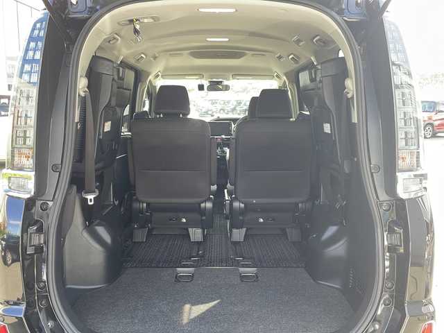 トヨタ ヴォクシー ZS 煌 青森県 2016(平28)年 10万km ブラック ・4WD/・寒冷地仕様/・ＡＬＰＩＮＥ10型ナビ/・ＡＬＰＩＮＥ12.8型フリップダウンモニター/・バックカメラ/フロントカメラ/・フルセグ/Bluetooth/・両側パワースライドドア/・衝突軽減ブレーキ/・レーンキープアシスト/・ワイパーデアイサ/・社外エンジンスターター/・社外ドライブレコーダー/・社外ETC/・プッシュスタート/・スマートキー/・ローダウン/・規格外純正AW/・オートマチックハイビーム/・保証書・取説あり