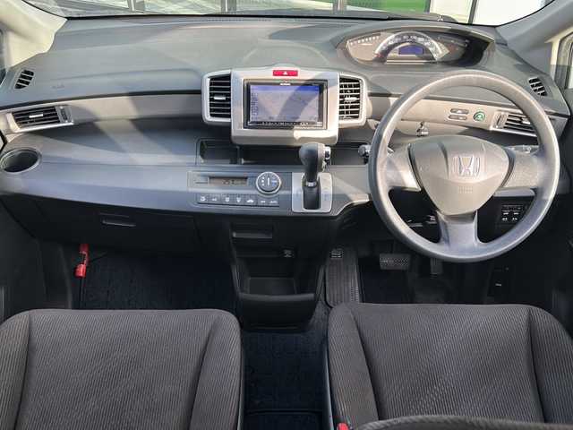 ホンダ フリード G ジャストセレクション 岐阜県 2011(平23)年 9.1万km プラチナホワイトパール 登録時走行距離90853km/社外7インチナビ（AVIC-MRZ99)/両側パワースライドドア/ワンセグTV/ウィンカーミラー/社外アルミホイール/キセノンヘッドライト/純正フロアマット/ウォークスルー/3列シート/Bluetooth接続/スマートキー/オートライト/エアバッグ/スペアキー/横滑り防止装置