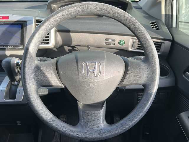 ホンダ フリード G ジャストセレクション 岐阜県 2011(平23)年 9.1万km プラチナホワイトパール 登録時走行距離90853km/社外7インチナビ（AVIC-MRZ99)/両側パワースライドドア/ワンセグTV/ウィンカーミラー/社外アルミホイール/キセノンヘッドライト/純正フロアマット/ウォークスルー/3列シート/Bluetooth接続/スマートキー/オートライト/エアバッグ/スペアキー/横滑り防止装置