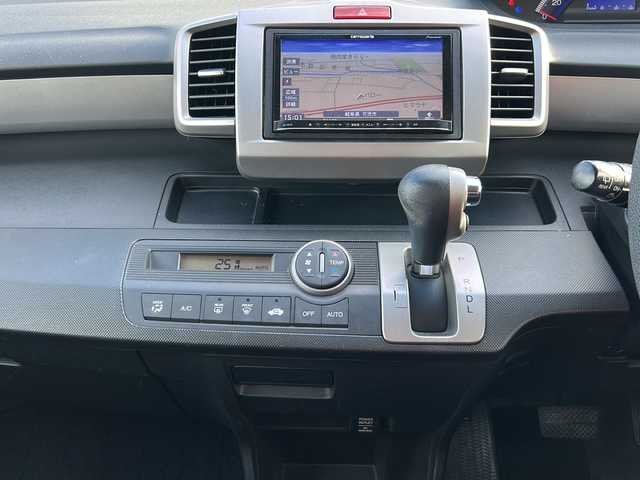 ホンダ フリード G ジャストセレクション 岐阜県 2011(平23)年 9.1万km プラチナホワイトパール 登録時走行距離90853km/社外7インチナビ（AVIC-MRZ99)/両側パワースライドドア/ワンセグTV/ウィンカーミラー/社外アルミホイール/キセノンヘッドライト/純正フロアマット/ウォークスルー/3列シート/Bluetooth接続/スマートキー/オートライト/エアバッグ/スペアキー/横滑り防止装置