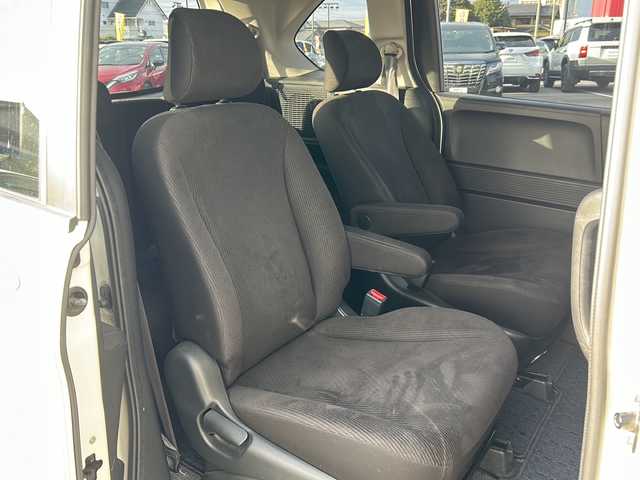 ホンダ フリード G ジャストセレクション 岐阜県 2011(平23)年 9.1万km プラチナホワイトパール 登録時走行距離90853km/社外7インチナビ（AVIC-MRZ99)/両側パワースライドドア/ワンセグTV/ウィンカーミラー/社外アルミホイール/キセノンヘッドライト/純正フロアマット/ウォークスルー/3列シート/Bluetooth接続/スマートキー/オートライト/エアバッグ/スペアキー/横滑り防止装置