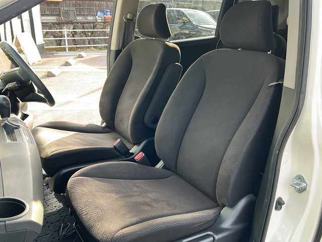 ホンダ フリード G ジャストセレクション 岐阜県 2011(平23)年 9.1万km プラチナホワイトパール 登録時走行距離90853km/社外7インチナビ（AVIC-MRZ99)/両側パワースライドドア/ワンセグTV/ウィンカーミラー/社外アルミホイール/キセノンヘッドライト/純正フロアマット/ウォークスルー/3列シート/Bluetooth接続/スマートキー/オートライト/エアバッグ/スペアキー/横滑り防止装置