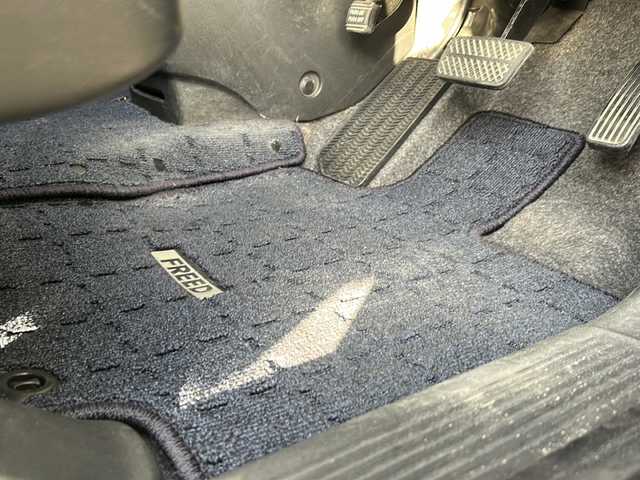 ホンダ フリード G ジャストセレクション 岐阜県 2011(平23)年 9.1万km プラチナホワイトパール 登録時走行距離90853km/社外7インチナビ（AVIC-MRZ99)/両側パワースライドドア/ワンセグTV/ウィンカーミラー/社外アルミホイール/キセノンヘッドライト/純正フロアマット/ウォークスルー/3列シート/Bluetooth接続/スマートキー/オートライト/エアバッグ/スペアキー/横滑り防止装置