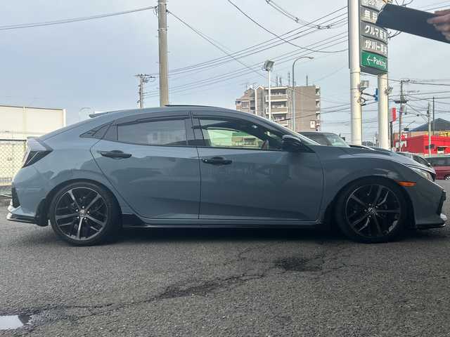ホンダ シビック ハッチバック 神奈川県 2020(令2)年 4.7万km ソニックグレーパール メーカーオプション/　レザーインテリア/　トップロードサンルーフ/社外メモリーナビ(BT/HDMI/DVD/CD/SD)/フルセグTV/バックカメラ/ホンダセンシング/車線逸脱防止装置/オートハイビーム/クリアランスソナー/横滑り防止装置/電動パーキングブレーキ/レーダークルーズコントロール/ローダウン/社外マフラー(HKS製)/ミラー型前後ドライブレコーダー/   (アルパイン製DVR-DM1000B)/前席パワーシート/前席シートヒーター/パドルシフト/LEDヘッドライト/フォグランプ/ビルトインETC2.0/純正フロアマット/純正ドアバイザー/スマートキー/プッシュスタート