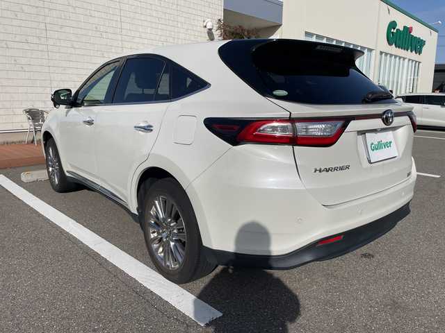 トヨタ ハリアー プレミアム 石川県 2018(平30)年 7.5万km パール 純正９型ナビ　フルセグＴＶ　バックカメラ　大型サンルーフ　トヨタセーフティセンス　レーダークルーズ　ドラレコ　ＥＴＣ　パワーバックドア　スマートキー　プッシュスタート　スタッドレス＆ＡＷ積み込み