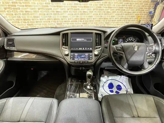 トヨタ クラウン ハイブリッド アスリートG Four 岩手県 2016(平28)年 3.6万km プレシャスシルバー ４WD/プリクラッシュセーフティ/クルーズコントロール/バックカメラ/ブラインドスポットモニター/コーナーセンサー/横滑り防止装置/社外レーダー/オートワイパー/オートライト/オートハイビーム/フロントワイパーデアイサー/TVキャンセラー/ステアリングヒーター/シートヒーター/エアシート/ドライブレコーダー/リアサンシェード/純正ナビ/純正18インチアルミホイール/純正フロアマット/オールオートパワーウィンドウ