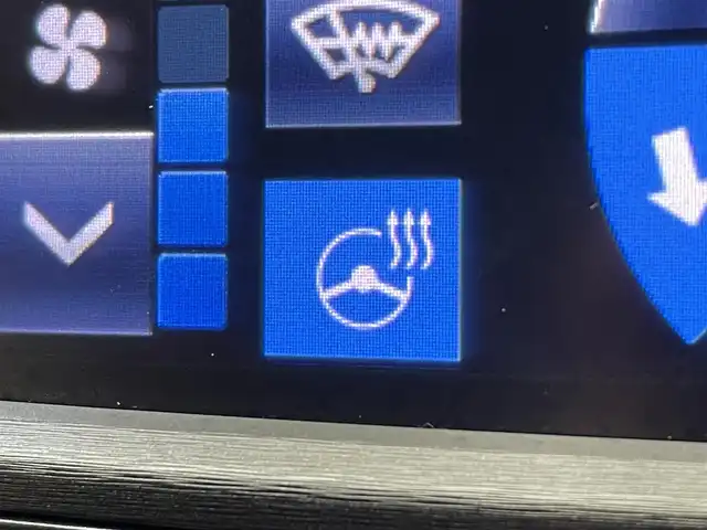 トヨタ クラウン ハイブリッド アスリートG Four 岩手県 2016(平28)年 3.6万km プレシャスシルバー ４WD/プリクラッシュセーフティ/クルーズコントロール/バックカメラ/ブラインドスポットモニター/コーナーセンサー/横滑り防止装置/社外レーダー/オートワイパー/オートライト/オートハイビーム/フロントワイパーデアイサー/TVキャンセラー/ステアリングヒーター/シートヒーター/エアシート/ドライブレコーダー/リアサンシェード/純正ナビ/純正18インチアルミホイール/純正フロアマット/オールオートパワーウィンドウ