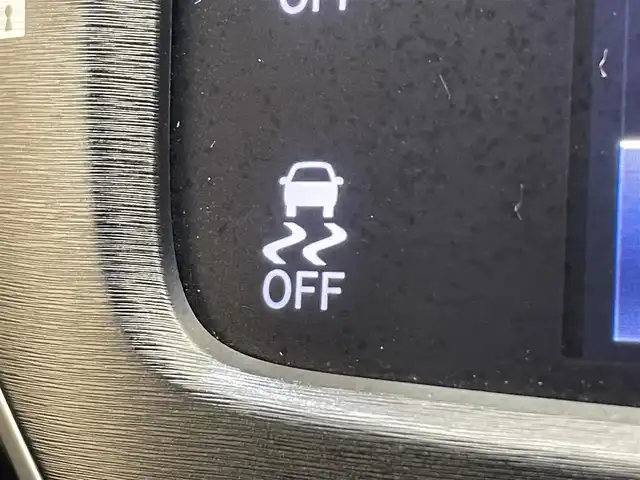 トヨタ クラウン ハイブリッド アスリートG Four 岩手県 2016(平28)年 3.6万km プレシャスシルバー ４WD/プリクラッシュセーフティ/クルーズコントロール/バックカメラ/ブラインドスポットモニター/コーナーセンサー/横滑り防止装置/社外レーダー/オートワイパー/オートライト/オートハイビーム/フロントワイパーデアイサー/TVキャンセラー/ステアリングヒーター/シートヒーター/エアシート/ドライブレコーダー/リアサンシェード/純正ナビ/純正18インチアルミホイール/純正フロアマット/オールオートパワーウィンドウ