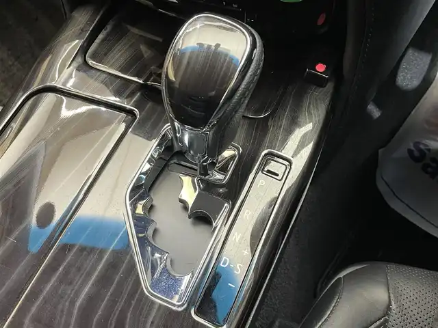 トヨタ クラウン ハイブリッド アスリートG Four 岩手県 2016(平28)年 3.6万km プレシャスシルバー ４WD/プリクラッシュセーフティ/クルーズコントロール/バックカメラ/ブラインドスポットモニター/コーナーセンサー/横滑り防止装置/社外レーダー/オートワイパー/オートライト/オートハイビーム/フロントワイパーデアイサー/TVキャンセラー/ステアリングヒーター/シートヒーター/エアシート/ドライブレコーダー/リアサンシェード/純正ナビ/純正18インチアルミホイール/純正フロアマット/オールオートパワーウィンドウ