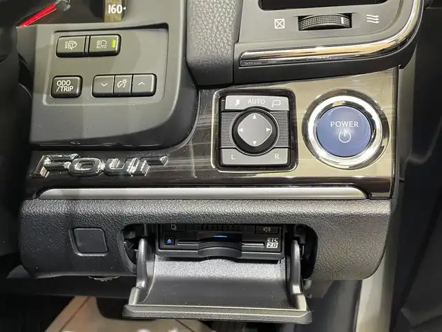 トヨタ クラウン ハイブリッド アスリートG Four 岩手県 2016(平28)年 3.6万km プレシャスシルバー ４WD/プリクラッシュセーフティ/クルーズコントロール/バックカメラ/ブラインドスポットモニター/コーナーセンサー/横滑り防止装置/社外レーダー/オートワイパー/オートライト/オートハイビーム/フロントワイパーデアイサー/TVキャンセラー/ステアリングヒーター/シートヒーター/エアシート/ドライブレコーダー/リアサンシェード/純正ナビ/純正18インチアルミホイール/純正フロアマット/オールオートパワーウィンドウ