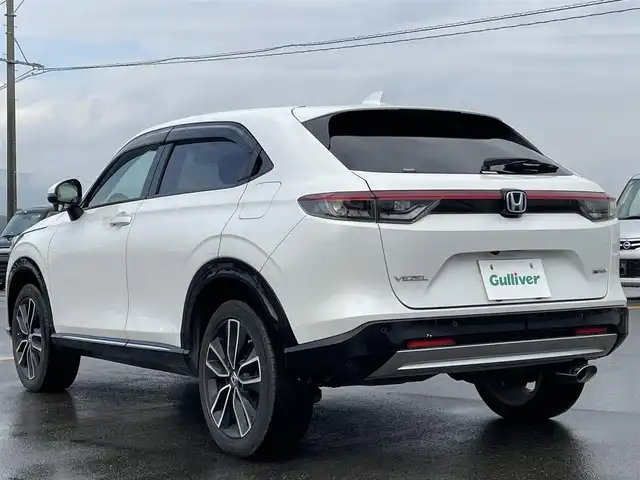 ホンダ ヴェゼル ハイブリッド e:HEV Z 佐賀県 2021(令3)年 6.7万km プラチナホワイトパール ワンオーナー/純正9インチナビゲーション・フルセグ/Bluetooth・USB・Applecarplay・androidaudio/バックカメラ/ビルトイン2.0ETC/パワーバックドア/置くだけ充電/AUTOHOLD/電子パーキング/ハーフレザーシート/シートヒーター/フルフラットシート/チップアップシート/革巻きステアリング/ステアリングヒーター/ステアリングリモコン/純正LEDシーケンシャルウィンカー/純正LEDヘッドライト/純正18インチアルミホイール/純正フロアマット/純正ドアバイザー/ホンダセンシング/・衝突軽減ブレーキ/・誤発進抑制機能/・歩行者事故低減ステアリング/・アダプティブクルーズコントロール/・路外逸脱抑制機能/・標識認識機能/・先行車発進お知らせ機能/・ブラインドスポットインフォメーション/・パーキングセンサーシステム/・緊急時停車支援機能