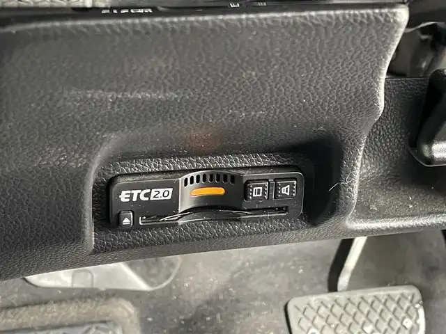 ホンダ ヴェゼル ハイブリッド e:HEV Z 佐賀県 2021(令3)年 6.7万km プラチナホワイトパール ワンオーナー/純正9インチナビゲーション・フルセグ/Bluetooth・USB・Applecarplay・androidaudio/バックカメラ/ビルトイン2.0ETC/パワーバックドア/置くだけ充電/AUTOHOLD/電子パーキング/ハーフレザーシート/シートヒーター/フルフラットシート/チップアップシート/革巻きステアリング/ステアリングヒーター/ステアリングリモコン/純正LEDシーケンシャルウィンカー/純正LEDヘッドライト/純正18インチアルミホイール/純正フロアマット/純正ドアバイザー/ホンダセンシング/・衝突軽減ブレーキ/・誤発進抑制機能/・歩行者事故低減ステアリング/・アダプティブクルーズコントロール/・路外逸脱抑制機能/・標識認識機能/・先行車発進お知らせ機能/・ブラインドスポットインフォメーション/・パーキングセンサーシステム/・緊急時停車支援機能