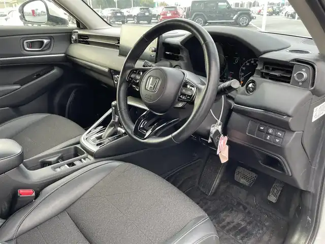 ホンダ ヴェゼル ハイブリッド e:HEV Z 佐賀県 2021(令3)年 6.7万km プラチナホワイトパール ワンオーナー/純正9インチナビゲーション・フルセグ/Bluetooth・USB・Applecarplay・androidaudio/バックカメラ/ビルトイン2.0ETC/パワーバックドア/置くだけ充電/AUTOHOLD/電子パーキング/ハーフレザーシート/シートヒーター/フルフラットシート/チップアップシート/革巻きステアリング/ステアリングヒーター/ステアリングリモコン/純正LEDシーケンシャルウィンカー/純正LEDヘッドライト/純正18インチアルミホイール/純正フロアマット/純正ドアバイザー/ホンダセンシング/・衝突軽減ブレーキ/・誤発進抑制機能/・歩行者事故低減ステアリング/・アダプティブクルーズコントロール/・路外逸脱抑制機能/・標識認識機能/・先行車発進お知らせ機能/・ブラインドスポットインフォメーション/・パーキングセンサーシステム/・緊急時停車支援機能