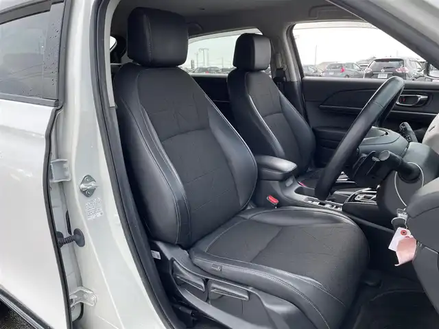 ホンダ ヴェゼル ハイブリッド e:HEV Z 佐賀県 2021(令3)年 6.7万km プラチナホワイトパール ワンオーナー/純正9インチナビゲーション・フルセグ/Bluetooth・USB・Applecarplay・androidaudio/バックカメラ/ビルトイン2.0ETC/パワーバックドア/置くだけ充電/AUTOHOLD/電子パーキング/ハーフレザーシート/シートヒーター/フルフラットシート/チップアップシート/革巻きステアリング/ステアリングヒーター/ステアリングリモコン/純正LEDシーケンシャルウィンカー/純正LEDヘッドライト/純正18インチアルミホイール/純正フロアマット/純正ドアバイザー/ホンダセンシング/・衝突軽減ブレーキ/・誤発進抑制機能/・歩行者事故低減ステアリング/・アダプティブクルーズコントロール/・路外逸脱抑制機能/・標識認識機能/・先行車発進お知らせ機能/・ブラインドスポットインフォメーション/・パーキングセンサーシステム/・緊急時停車支援機能