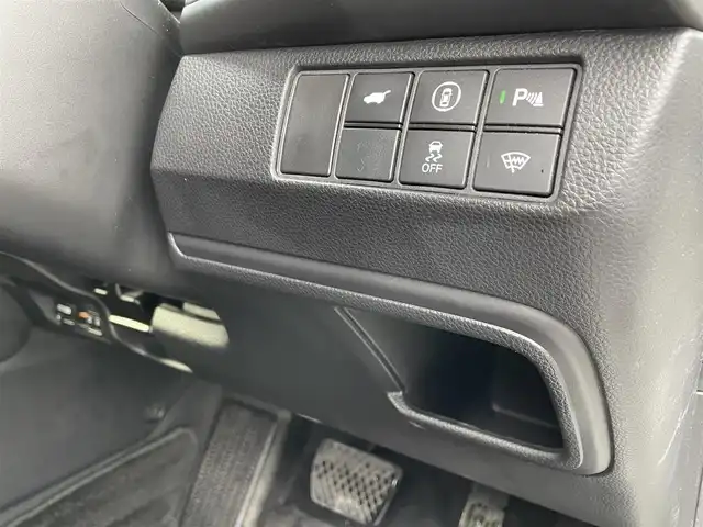 ホンダ ヴェゼル ハイブリッド e:HEV Z 佐賀県 2021(令3)年 6.7万km プラチナホワイトパール ワンオーナー/純正9インチナビゲーション・フルセグ/Bluetooth・USB・Applecarplay・androidaudio/バックカメラ/ビルトイン2.0ETC/パワーバックドア/置くだけ充電/AUTOHOLD/電子パーキング/ハーフレザーシート/シートヒーター/フルフラットシート/チップアップシート/革巻きステアリング/ステアリングヒーター/ステアリングリモコン/純正LEDシーケンシャルウィンカー/純正LEDヘッドライト/純正18インチアルミホイール/純正フロアマット/純正ドアバイザー/ホンダセンシング/・衝突軽減ブレーキ/・誤発進抑制機能/・歩行者事故低減ステアリング/・アダプティブクルーズコントロール/・路外逸脱抑制機能/・標識認識機能/・先行車発進お知らせ機能/・ブラインドスポットインフォメーション/・パーキングセンサーシステム/・緊急時停車支援機能