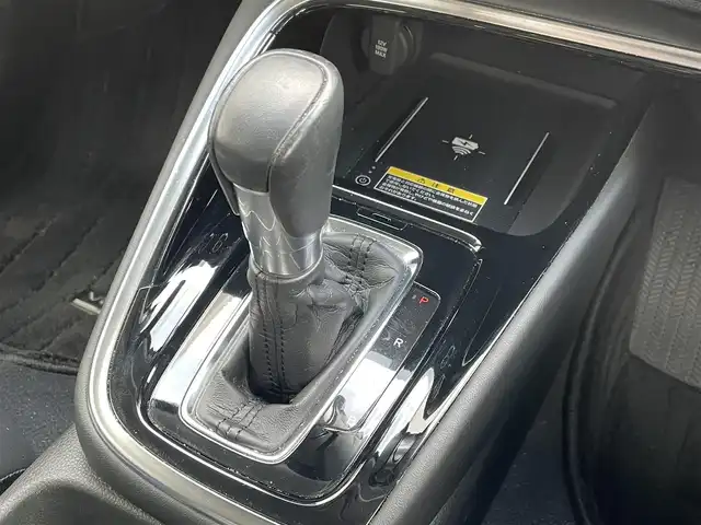 ホンダ ヴェゼル ハイブリッド e:HEV Z 佐賀県 2021(令3)年 6.7万km プラチナホワイトパール ワンオーナー/純正9インチナビゲーション・フルセグ/Bluetooth・USB・Applecarplay・androidaudio/バックカメラ/ビルトイン2.0ETC/パワーバックドア/置くだけ充電/AUTOHOLD/電子パーキング/ハーフレザーシート/シートヒーター/フルフラットシート/チップアップシート/革巻きステアリング/ステアリングヒーター/ステアリングリモコン/純正LEDシーケンシャルウィンカー/純正LEDヘッドライト/純正18インチアルミホイール/純正フロアマット/純正ドアバイザー/ホンダセンシング/・衝突軽減ブレーキ/・誤発進抑制機能/・歩行者事故低減ステアリング/・アダプティブクルーズコントロール/・路外逸脱抑制機能/・標識認識機能/・先行車発進お知らせ機能/・ブラインドスポットインフォメーション/・パーキングセンサーシステム/・緊急時停車支援機能