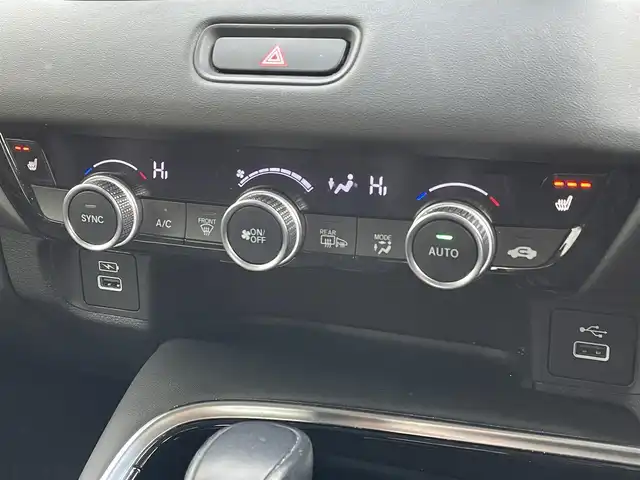 ホンダ ヴェゼル ハイブリッド e:HEV Z 佐賀県 2021(令3)年 6.7万km プラチナホワイトパール ワンオーナー/純正9インチナビゲーション・フルセグ/Bluetooth・USB・Applecarplay・androidaudio/バックカメラ/ビルトイン2.0ETC/パワーバックドア/置くだけ充電/AUTOHOLD/電子パーキング/ハーフレザーシート/シートヒーター/フルフラットシート/チップアップシート/革巻きステアリング/ステアリングヒーター/ステアリングリモコン/純正LEDシーケンシャルウィンカー/純正LEDヘッドライト/純正18インチアルミホイール/純正フロアマット/純正ドアバイザー/ホンダセンシング/・衝突軽減ブレーキ/・誤発進抑制機能/・歩行者事故低減ステアリング/・アダプティブクルーズコントロール/・路外逸脱抑制機能/・標識認識機能/・先行車発進お知らせ機能/・ブラインドスポットインフォメーション/・パーキングセンサーシステム/・緊急時停車支援機能