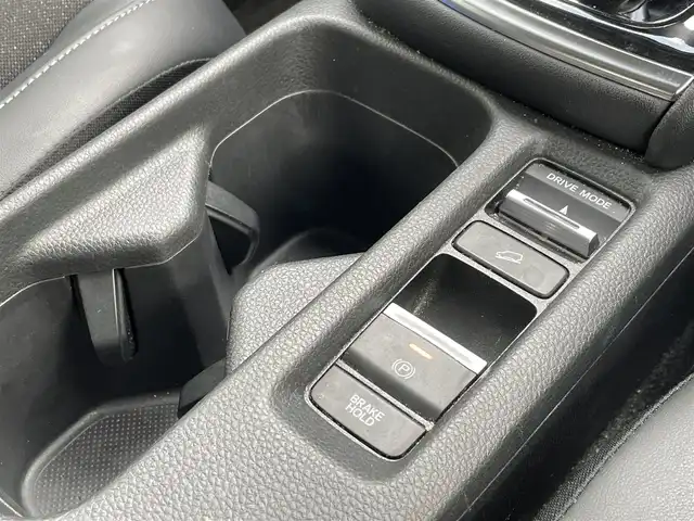 ホンダ ヴェゼル ハイブリッド e:HEV Z 佐賀県 2021(令3)年 6.7万km プラチナホワイトパール ワンオーナー/純正9インチナビゲーション・フルセグ/Bluetooth・USB・Applecarplay・androidaudio/バックカメラ/ビルトイン2.0ETC/パワーバックドア/置くだけ充電/AUTOHOLD/電子パーキング/ハーフレザーシート/シートヒーター/フルフラットシート/チップアップシート/革巻きステアリング/ステアリングヒーター/ステアリングリモコン/純正LEDシーケンシャルウィンカー/純正LEDヘッドライト/純正18インチアルミホイール/純正フロアマット/純正ドアバイザー/ホンダセンシング/・衝突軽減ブレーキ/・誤発進抑制機能/・歩行者事故低減ステアリング/・アダプティブクルーズコントロール/・路外逸脱抑制機能/・標識認識機能/・先行車発進お知らせ機能/・ブラインドスポットインフォメーション/・パーキングセンサーシステム/・緊急時停車支援機能