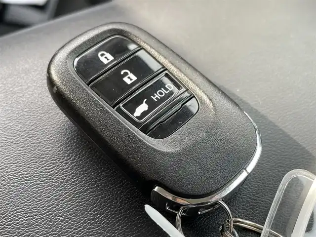 ホンダ ヴェゼル ハイブリッド e:HEV Z 佐賀県 2021(令3)年 6.7万km プラチナホワイトパール ワンオーナー/純正9インチナビゲーション・フルセグ/Bluetooth・USB・Applecarplay・androidaudio/バックカメラ/ビルトイン2.0ETC/パワーバックドア/置くだけ充電/AUTOHOLD/電子パーキング/ハーフレザーシート/シートヒーター/フルフラットシート/チップアップシート/革巻きステアリング/ステアリングヒーター/ステアリングリモコン/純正LEDシーケンシャルウィンカー/純正LEDヘッドライト/純正18インチアルミホイール/純正フロアマット/純正ドアバイザー/ホンダセンシング/・衝突軽減ブレーキ/・誤発進抑制機能/・歩行者事故低減ステアリング/・アダプティブクルーズコントロール/・路外逸脱抑制機能/・標識認識機能/・先行車発進お知らせ機能/・ブラインドスポットインフォメーション/・パーキングセンサーシステム/・緊急時停車支援機能
