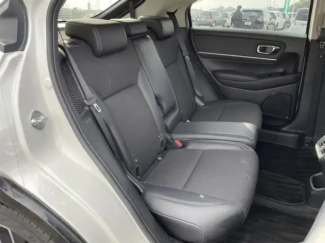 ホンダ ヴェゼル ハイブリッド e:HEV Z 佐賀県 2021(令3)年 6.7万km プラチナホワイトパール ワンオーナー/純正9インチナビゲーション・フルセグ/Bluetooth・USB・Applecarplay・androidaudio/バックカメラ/ビルトイン2.0ETC/パワーバックドア/置くだけ充電/AUTOHOLD/電子パーキング/ハーフレザーシート/シートヒーター/フルフラットシート/チップアップシート/革巻きステアリング/ステアリングヒーター/ステアリングリモコン/純正LEDシーケンシャルウィンカー/純正LEDヘッドライト/純正18インチアルミホイール/純正フロアマット/純正ドアバイザー/ホンダセンシング/・衝突軽減ブレーキ/・誤発進抑制機能/・歩行者事故低減ステアリング/・アダプティブクルーズコントロール/・路外逸脱抑制機能/・標識認識機能/・先行車発進お知らせ機能/・ブラインドスポットインフォメーション/・パーキングセンサーシステム/・緊急時停車支援機能