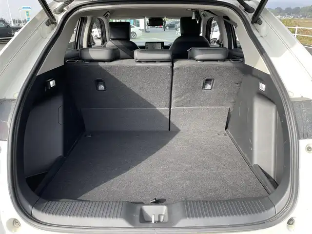 ホンダ ヴェゼル ハイブリッド e:HEV Z 佐賀県 2021(令3)年 6.7万km プラチナホワイトパール ワンオーナー/純正9インチナビゲーション・フルセグ/Bluetooth・USB・Applecarplay・androidaudio/バックカメラ/ビルトイン2.0ETC/パワーバックドア/置くだけ充電/AUTOHOLD/電子パーキング/ハーフレザーシート/シートヒーター/フルフラットシート/チップアップシート/革巻きステアリング/ステアリングヒーター/ステアリングリモコン/純正LEDシーケンシャルウィンカー/純正LEDヘッドライト/純正18インチアルミホイール/純正フロアマット/純正ドアバイザー/ホンダセンシング/・衝突軽減ブレーキ/・誤発進抑制機能/・歩行者事故低減ステアリング/・アダプティブクルーズコントロール/・路外逸脱抑制機能/・標識認識機能/・先行車発進お知らせ機能/・ブラインドスポットインフォメーション/・パーキングセンサーシステム/・緊急時停車支援機能