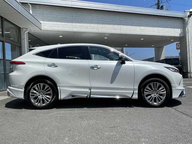トヨタ ハリアー Z レザーパッケージ 青森県 2023(令5)年 1.3万km プラチナホワイトパールマイカ AIS検査評価点5点/ワンオーナー/モデリスタエアロ/シグネチャーイルミグリル/ドアミラーメッキ/バックドアガーニッシュメッキ/調光パノラマルーフ/スペアタイヤ/ディスプレイーディオＪＢＬナビ地デジ/パノラミックビューモニター/ブラインドスポットモニター/スペアタイヤ/スペアキー/LEDヘッドライト/インナーミラー/純正エンジンスターター/パワーバックドア/Toyota Safety Sense/新車時保証書/取扱説明書/社外１７ＡＷ冬タイヤ積み込み